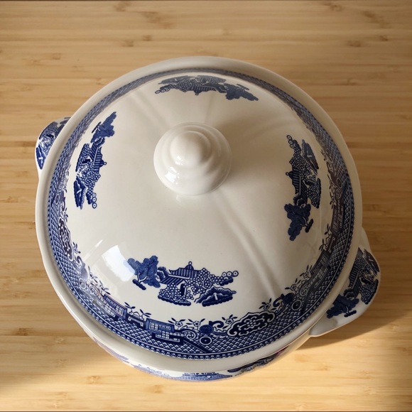 Vintage Churchill England Blue Willow Covered Casserole Serving Dish with Lid - Picture 7 of 13